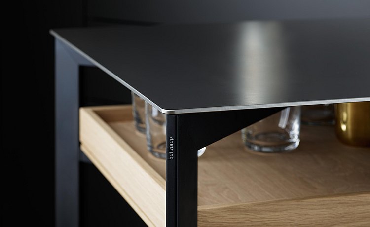 Elegant interplay of metals: stainless steel top on a black aluminum frame