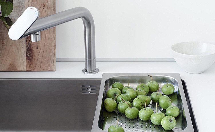 The swiveling and ergonomic faucet integrates perfectly into b1 due to its simplicity 