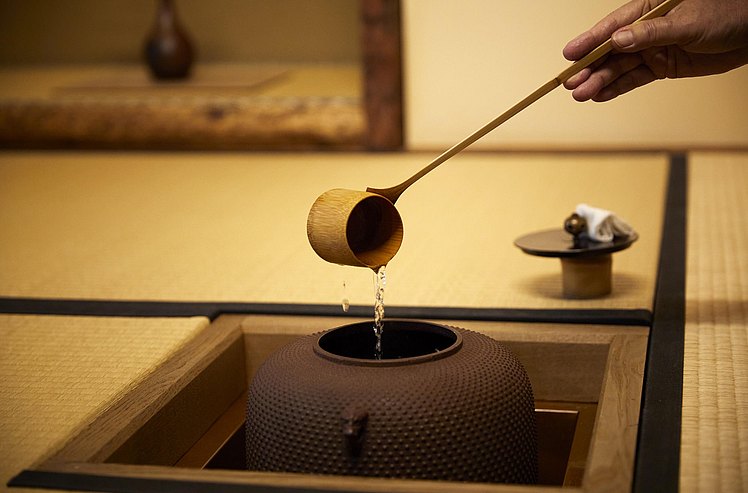 Urasenke Teeschule, die größte der japanischen Schulen, hat eine Vielzahl unterschiedlicher Formen der Zeremonie entwickelt.