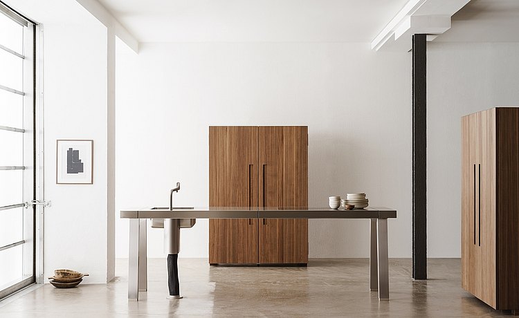 Workbench with water point and stove, equipment cabinet and tool cabinet – purism at its best, yet everything you need