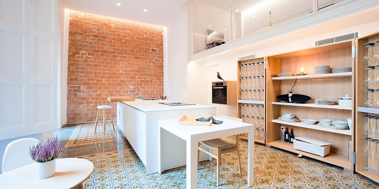 Cocina modular blanca en un piso de Girona