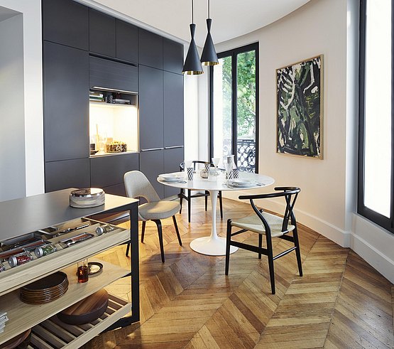 De combinatie van houten planken en rvs-bovenblad combineert warmte met elegantie