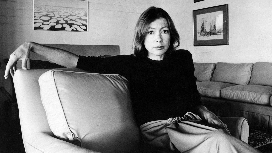 Joan Didion in ihrem Wohnzimmer in Los Angeles in den 70er Jahren.