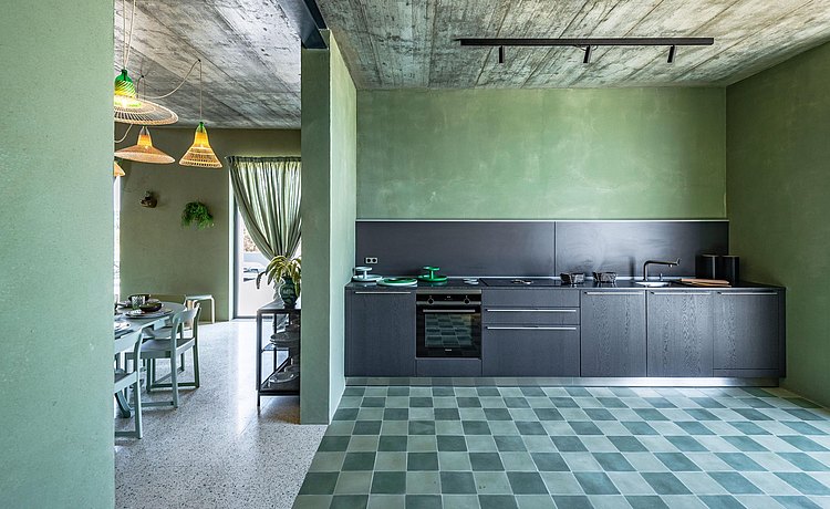 bulthaup Küche dunkle Eiche in grünem Lehmhaus