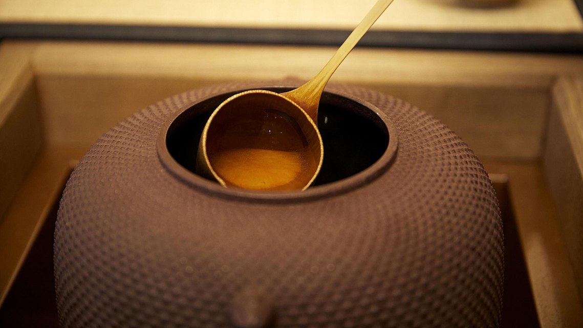 Das Teepulver wird dann mit heißem Wasser übergossen. 