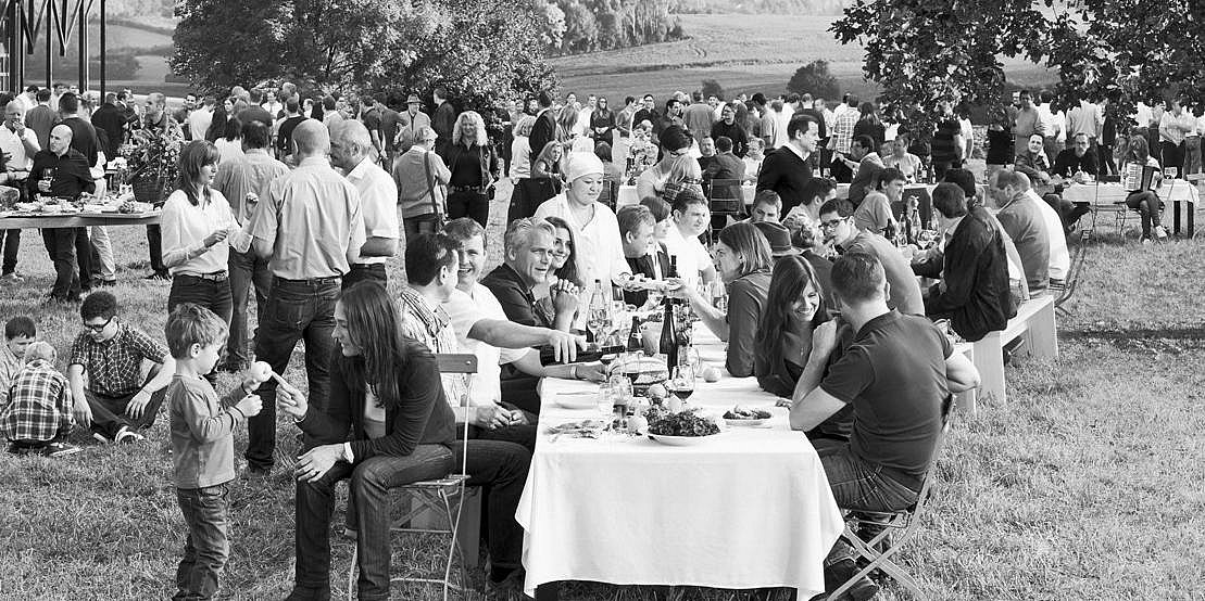 bulthaup und seine Mitarbeiter bei einem Picknick: eine große Familie mit emotionaler Bindung zur Marke 