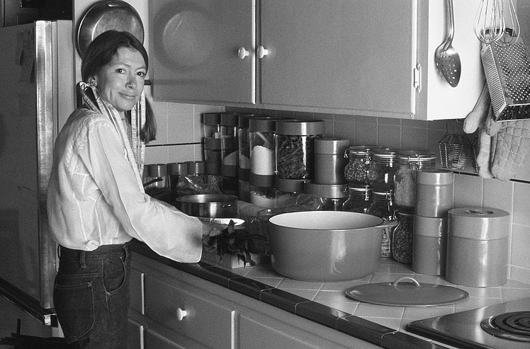 Didion in ihrer Küche, in der sie jeden Abend bodenständige Gericht für ihre vielfältigen Gäste kochte
