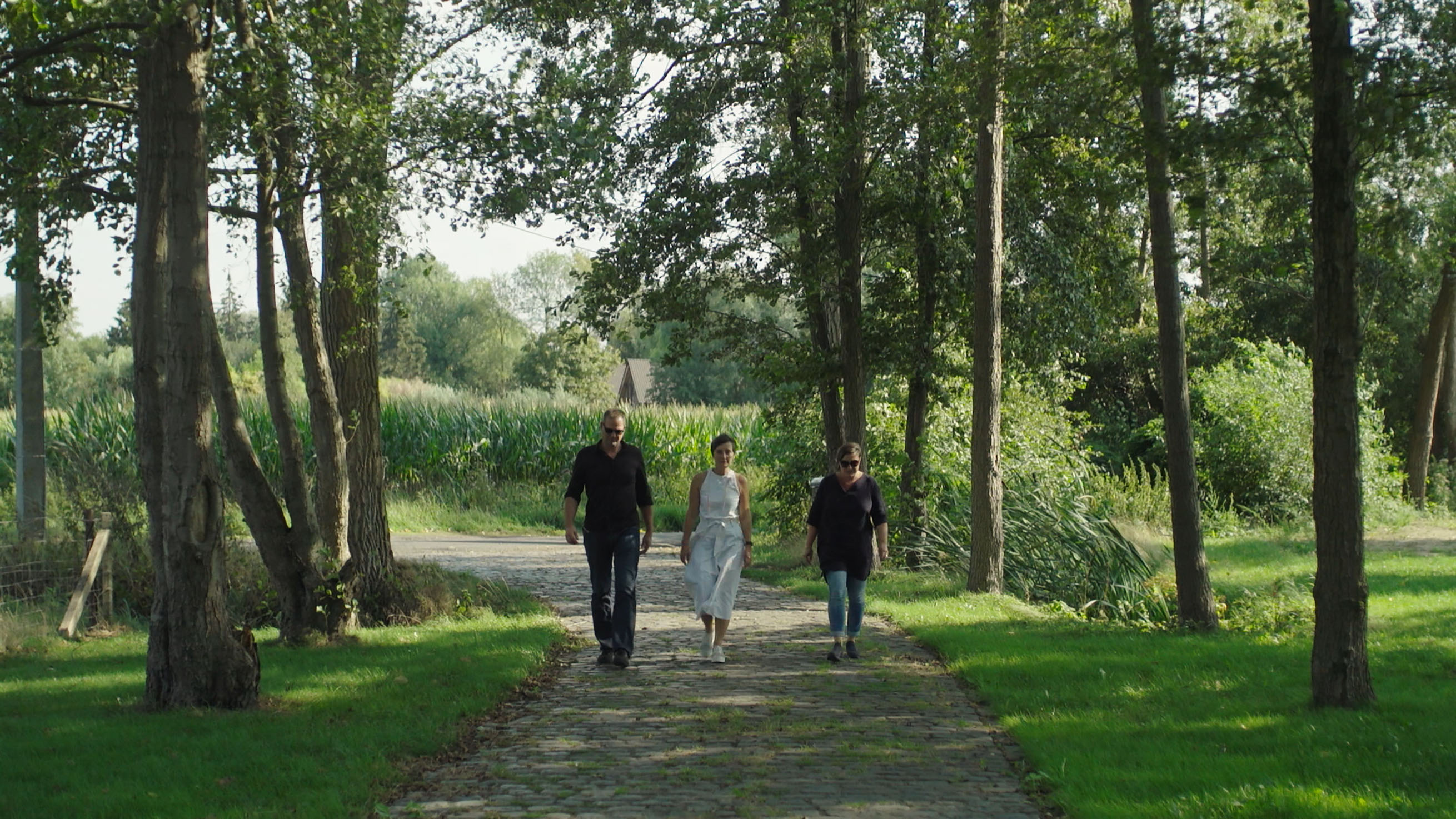 Karel, Mieke en Katrien op wandel in hun geboortestreek.