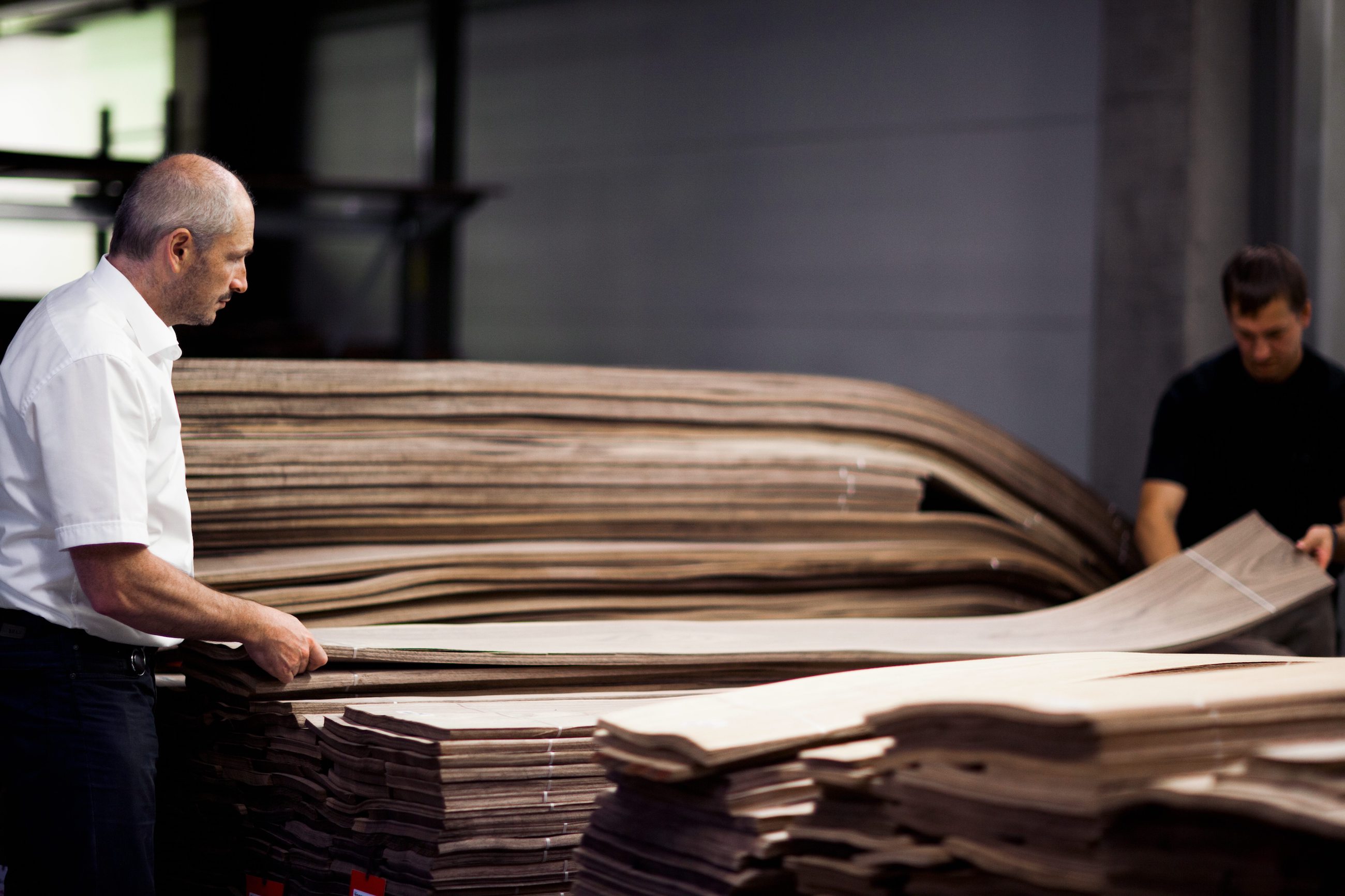 bulthaup&#039;s master veneer craftsman Johann Paintmeier selects the wood sheets
