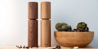 bulthaup-produkte_accessoires_gewuerzmuehlen-set-salz-pfeffer-holz-artischocken_braun