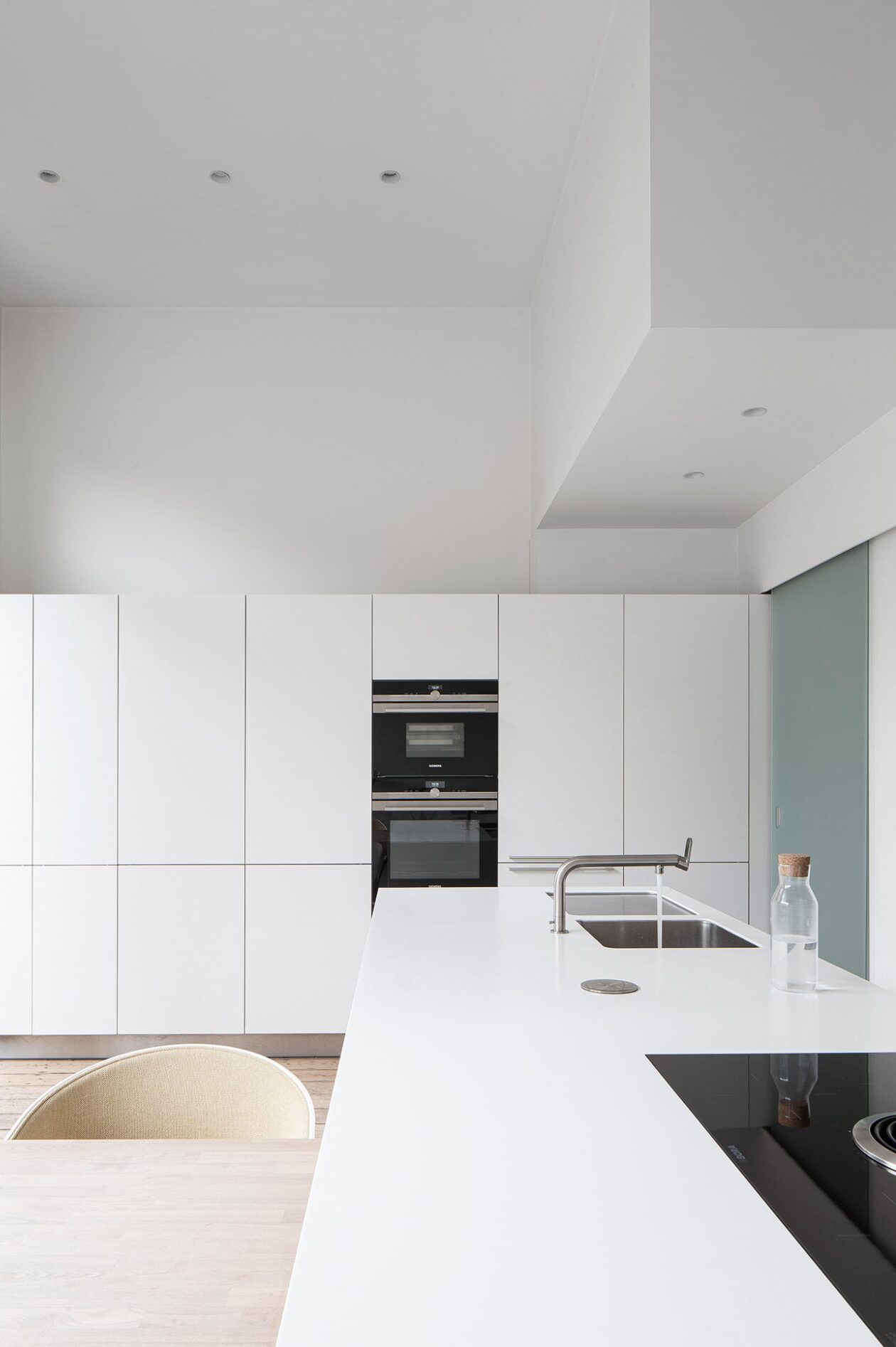 bulthaup-b-leuven-brussels-belgien-projekt-b3-white-thekenplatte-01