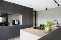 bultahup-nijmegen-niederlande-projekt-b3-edelstahl-schwarz-kuechenschrank-schwarz-01