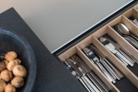 bultahup-nijmegen-niederlande-projekt-b3-edelstahl-schwarz-schubalden-besteck