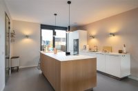 bultahup-nijmegen-niederlande-projekt-b3-white-kuecheninsel-holz-eiche