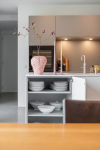 bultahup-nijmegen-niederlande-projekt-b3-white-regaltür-offen