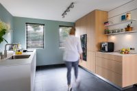bulthaup-nijmegen-niederlande-projekt-b3-holz-eiche-frau