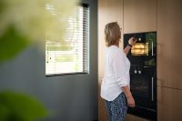 bulthaup-nijmegen-niederlande-projekt-b3-holz-eiche-herd-frau