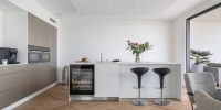 bulthaup-nijmegen-referentie-b3-keuken-wit-alu-beige-island-chairs