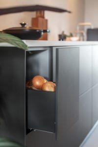 bulthaup-zeist-niederlande-projekt-b3-schwarz-schublade-offen