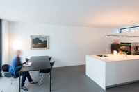 bulthaup-zeist-niederlande-projekt-b3-white-kuecheninsel-frau