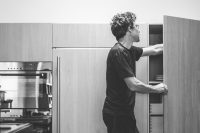 bulthaup-marcille-annemasse-ueber-uns-schwarz-weiss-person-schrank