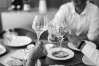 bulthaup-paris-bastille-event-schwarz-weiss-trinken-glaeser-personen (1)
