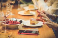 bulthaup-paris-design-saint-germain-essen-person-handy-fruechte
