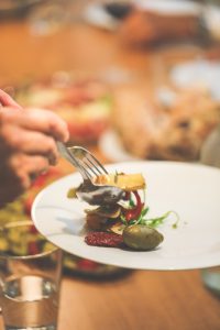 bulthaup-paris-design-saint-germain-essen-teller-besteck