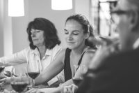 bulthaup-paris-design-saint-germain-schwarz-weiss-gruppe-personen-wein