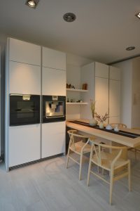 bulthaup-solingen-deutschland-showroom-b3-kuechenschrank-white-bsolitaire-tisch