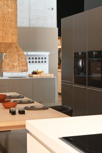 bulthaup-inspira-riga-latvia-showroom-b3-edelstahl-bsolitaire-tisch-02