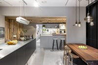 bulthaup-winchester-grossbritannien-showroom-b3-kuecheninsel-schwarz-b3-white-bsolitaire-tisch-nussbaum