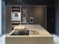 bulthaup-bratislava-slowakei-showroom-b3-aluminium-b3-kuechenschrank-schwarz